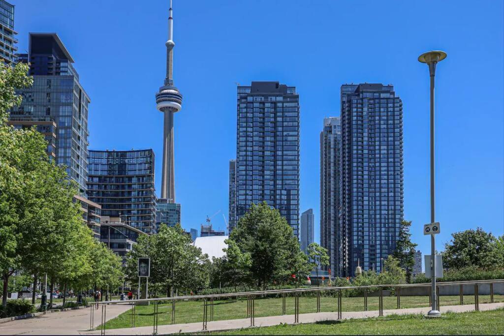 Lush Condo By Cntower - Free Parking Τορόντο Εξωτερικό φωτογραφία